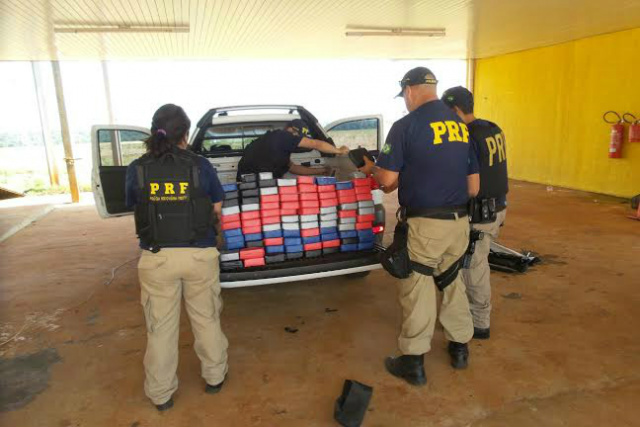 PRF apreende 113 quilos de cocaína em picape na BR 463 Droga estava acondicionada em partes da lataria do veículo que serviria como parte do pagamento (Foto: Cido Costa/Dourados Agora)