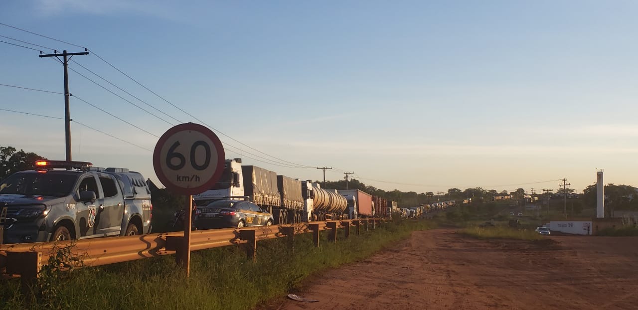 Motorista embriagado atropela motociclista, foge, causa outro acidente grave na BR e interdita rodovia por mais de duas horas Acidente causou congestionamento quilométrico na BR-262. Fotos: Ricardo Ojeda
