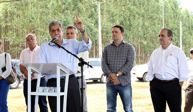 André inaugura MS-324 e garante escoamento de produção e impulsiona polo moveleiro Na solenidade de inauguração, o governador André Puccinelli destacou que o asfalto novo garante progresso ao município e faz com que indústrias como a Coob. (Foto: Assessoria de Comunicação)