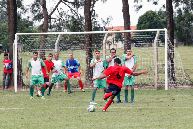 Taquarussu, Anaurilândia e Bataiporã passam à segunda fase da Copa Assomasul Jogar do Anaurilândia (camisa vermelha) durante cobrança contra Baytaporã (verde com branco). (Foto: Assessoria)