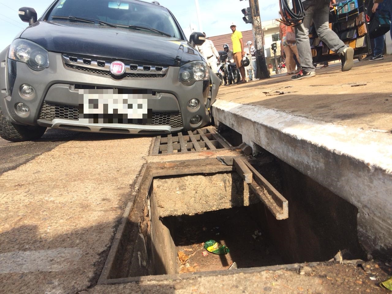 Grade de boca de lobo quebra e "engole" roda de carro no centro de Três Lagoas Foto: Perfil News