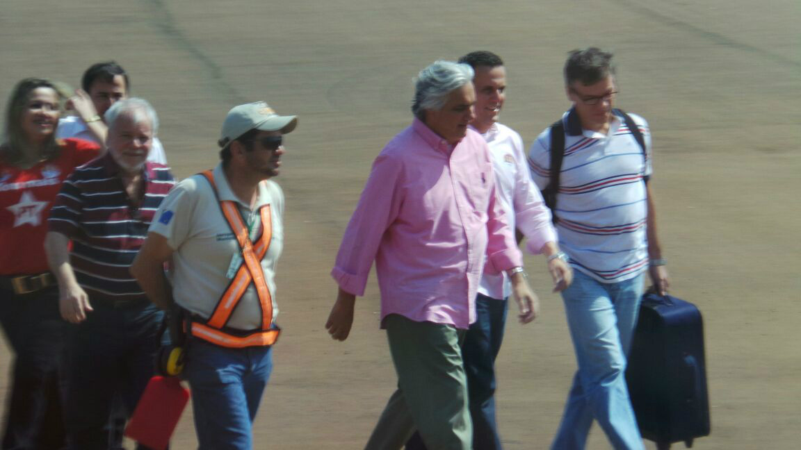 Delcídio Amaral e Ricardo Ayache acabam de desembarcar em Três Lagoas Durante todo o sábado, Delcídio e Ayache cumprem agenda no município (Foto: Ricardo Ojeda)