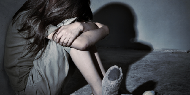 Mulher é detida acusada de praticar pedofilia contra sua própria filha A mãe da criança está sendo acusada de praticar pedofilia contra a própria filha. (Foto: Ilustração)