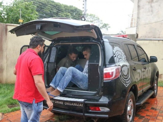 Político "conhecido em MS" denunciou tentativa de extorsão de R$ 5 milhões Presos chegando em camburão na sede da Deco nesta segunda-feira (Foto: Marcos Maluf)