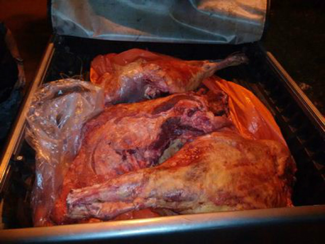 A carne era transportada em uma carroceria, sem qualquer norma de higiene. (Foto: Assessoria/PM)