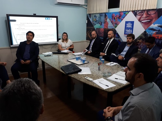 Representantes do Banco CAF estão em Três Lagoas O objetivo desta primeira reunião é fazer uma avaliação técnica do projeto, verificar a capacidade do Município em cumprir com as propostas (Foto: Assessoria de Comunicação)
