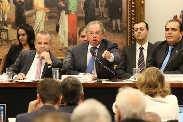 Guedes defende reforma da Previdência e é aplaudido por empresários