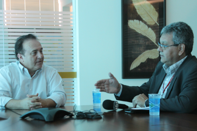 Mário Celso é entrevistado pelo jornalista Ricardo Ojeda na sede da MCL Empreendimentos, em Andradina-SP (Fotos: Edmir Conceição)