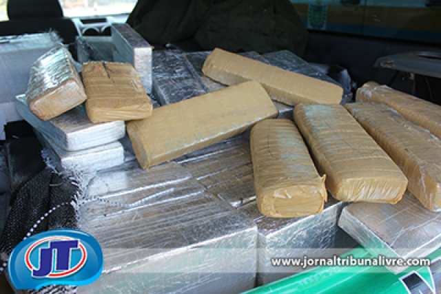 PMR apreende cerca de 300 quilos de maconha na MS-240 Os ocupantes empreenderam fuga numa pastagem. Foi solicitado o apoio da Polícia Militar, porém os fugitivos não foram encontrados até o momento (Foto: Petronílio Eduardo)