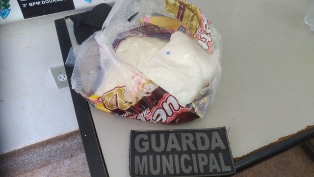 Garota de 18 anos é presa em MS tentando levar em fundo falso de mala mais de 1 quilo de cocaína para o RJ Cocaína encontrada em fundo falso de mala pela Guarda Municipal de Dourados — Foto: Guarda Municipal de Dourados/Divulgação