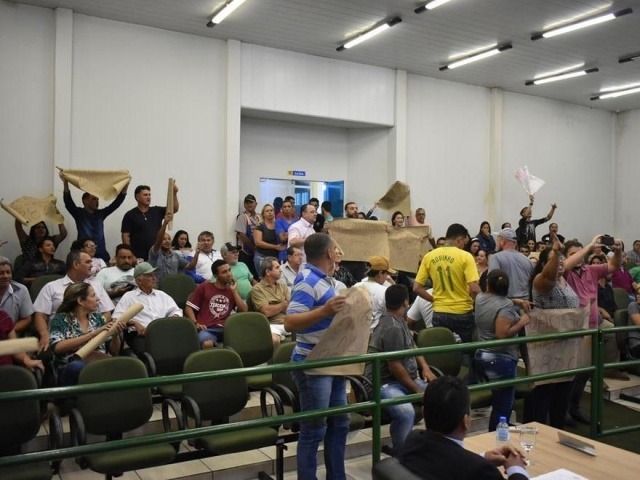 Protesto lota plenário, mas vereadores de Ribas aprovam aumento de 28% em salários Protesto contra aumento na sessão da noite dessa terça-feira em Ribas do Rio Pardo (Foto: CMRRP/Divulgação)
