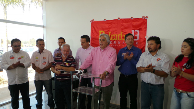 Delcídio fala, ainda no aeroporto municipal, sobre suas propostas para Três Lagoas e Bolsão aos jornalistas (Foto: Ricardo Ojeda)