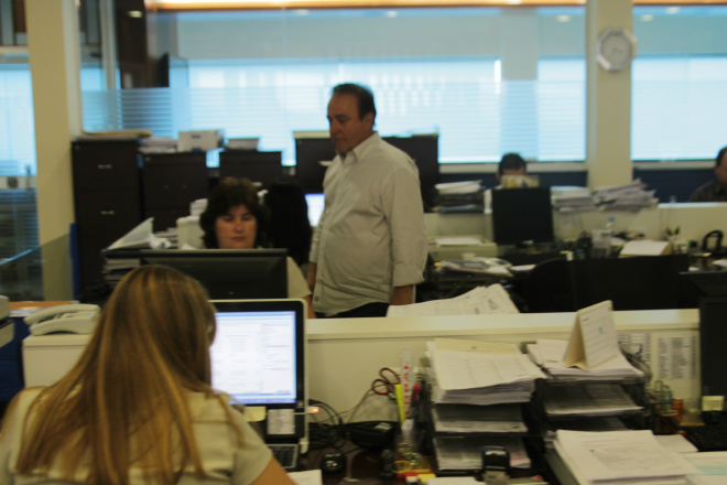 Três Lagoas é a Dubai brasileira, diz empresário Mário Celso Lopes Empresário caminha entre colaboradores no escritório da MCL Empreendimentos em Andradina
