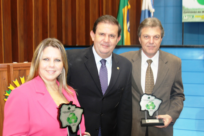 Deputado Eduardo Rocha entre os representantes das empresas homenageadas, Solange Boim Colomina, da Metalfrio e Renato Ottoni, gerente geral da Fibria, unidade Três Lagoas (Fotos: Ricardo Ojeda)  