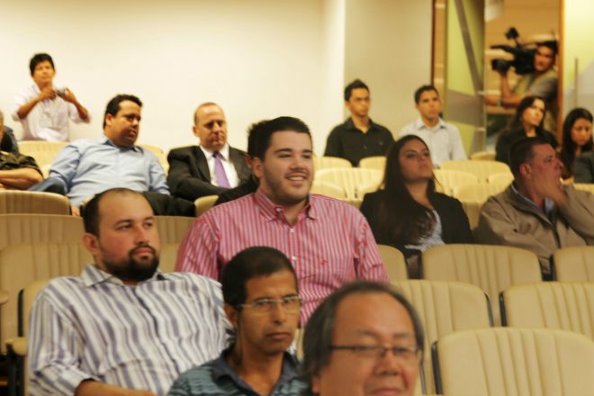 O vereador Tonhão prestigiou o evento acompanhando a solenidade nas cadeiras do auditório do plenário 