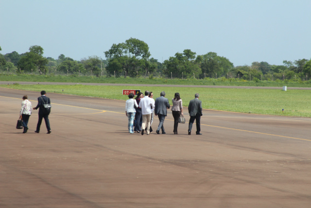 Ministra desembarcou no aeroporto municipal e foi recebida por políticos. (Fotos: Tamires Tatye).