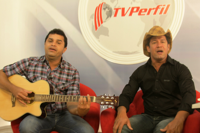 A dupla Luis Carlos & Eduardo grava clip no estúdio da TV Perfil.