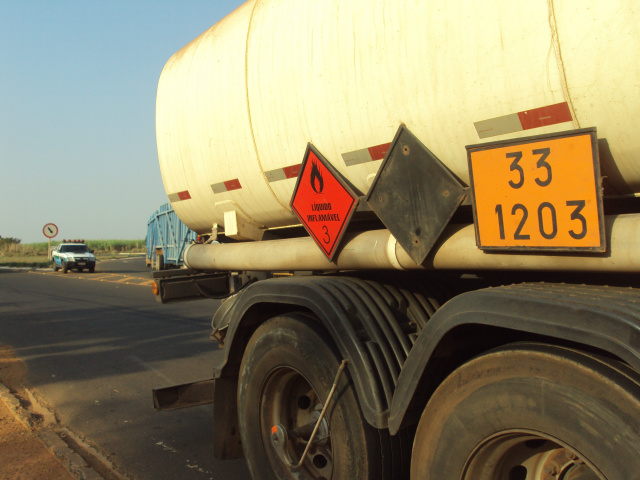 O transporte do material perigoso era feito da cidade de Paulínia (SP) para Cuiabá (MT), com a licença ambiental vencida (Foto: Divulgação/PMA MS)