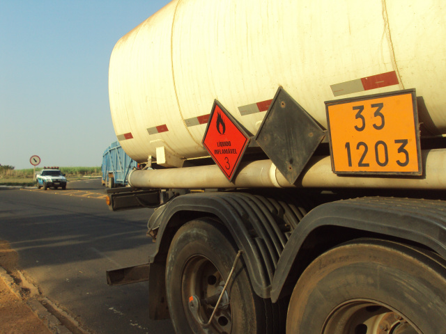 PMA apreende carreta com 45 mil litros de gasolina e autua em R$ 22,5 mil O transporte do material perigoso era feito da cidade de Paulínia (SP) para Cuiabá (MT), com a licença ambiental vencida (Foto: Divulgação/PMA MS)