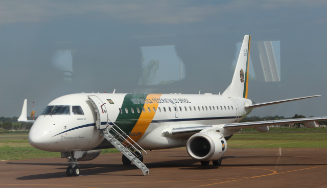 Avião da Força Aérea Brasileira trouxe a ministra da Agricultura, Pecuária e Abastecimento, Kátia Abreu. Ela representou Dilma em Três Lagoas. (Foto: Tamires Tatye).