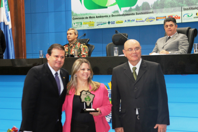Emocionada, Solange Boim  posou para as fotos com os deputados, Eduardo Rocha e Laerte Tetila  