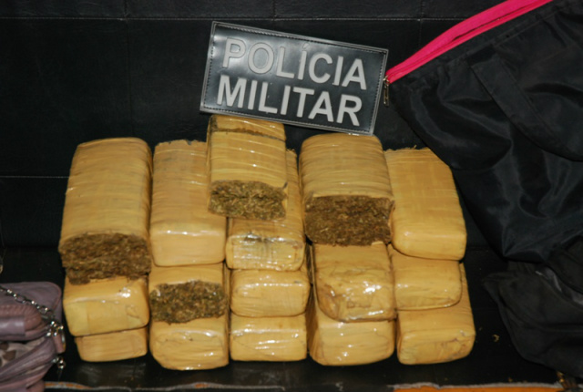 Três pessoas foram presas com cerca de 10 Kg de maconha no dia 20 de outubro. (Foto: PC/ Divulgação)