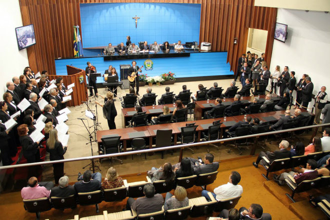 Solenidade contou estava com o plenário lotado e foi aberto ao som do coral compostos por funcionários da Assembleia Legislativa (Foto: J.J Cajú) 