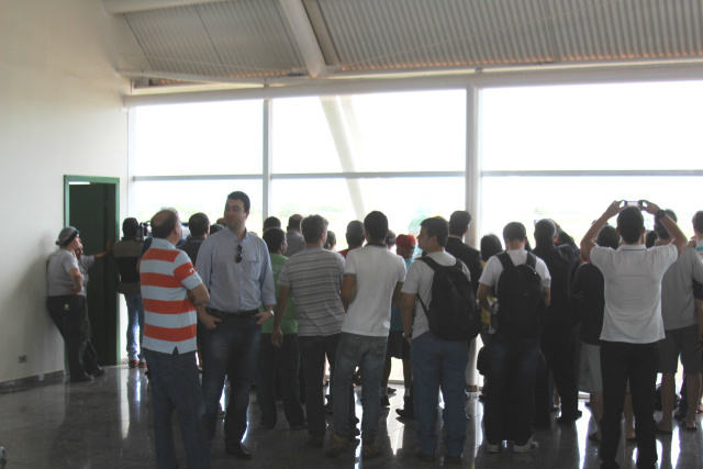 Dilma ainda não sabe quando vai remarcar visita a Três Lagoas Moradores esperavam ansiosos a chegada de Dilma no saguão do Aeroporto Plínio Alarcon. (Foto: Tamires Tatye).