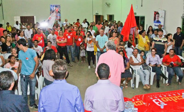 Na sede do Sinpol, na Vila Piloto, Delcídio diz o que já fez por Três Lagoas e região e o que tem de propostas para beneficiar a população (Foto: Rodolfo Gomes)