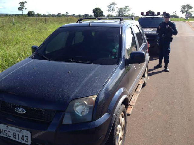 Equipes da Polícia Militar também estiveram no local, conferindo a ocorrência; no carro, a vítima morta (Foto: Divulgação)
