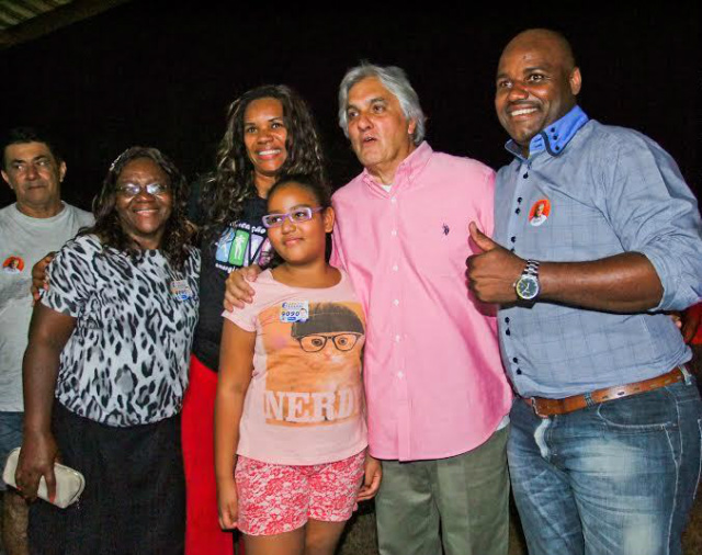 O candidato foi também convocado para fotos com simpatizantes de sua campanha (Foto: Rodolfo Gomes)