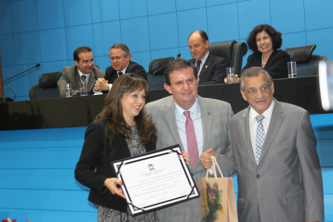 Promotora Ana Cristina Carneiro Dias quando recebia o título de cidadã sul-mato-grossense (Foto: Ricardo Ojeda) 