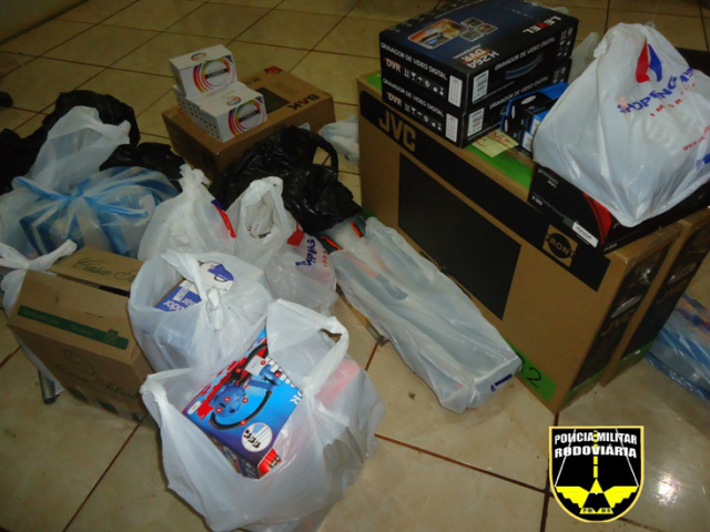 Polícia Militar Rodoviária apreende contrabando na MS 164 No interior do veículo foram encontrados três unidades de televisores; um volume contendo bebidas, artigo de pesca, receptor de satélite, câmeras de segurança e um telefone celular (Foto: Divulgação/PM MS)