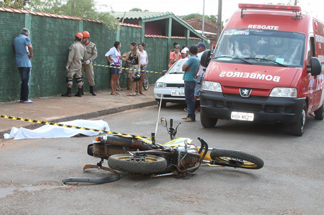Morte no trânsito de Chapadão do Sul O carro parou a poucos metros do local, sobre a calçada da rua (Foto: Jovem Sul News)