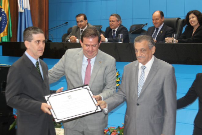 O juiz de Direito, Rogério Ursi Ventura sendo agraciado com o título de cidadão sul-mato-grossense (Foto: Ricardo Ojeda) 