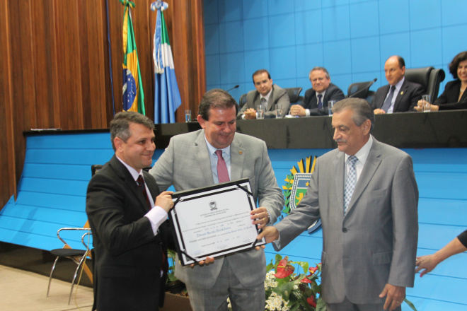 Emocionado o promotor de Justiça, Fernando Marcelo Peixoto Lanza agradece o título ao deputado Eduardo Rocha (Foto: Ricardo Ojeda) 