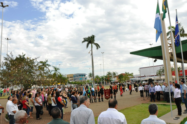 Semec realiza hasteamento de bandeira em comemoração à Semana da Pátria O hasteamento de bandeira, na Praça Senador Ramez Tebet, em alusão à Semana da Pátria, comemorada no período de 1º a 07 de setembro (Foto: Divulgação/Assecom)
