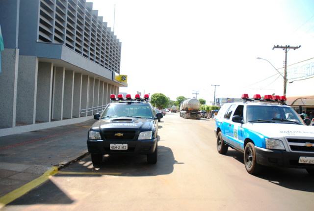 Homem quebra porta de agência bancária após tentar aplicar golpe