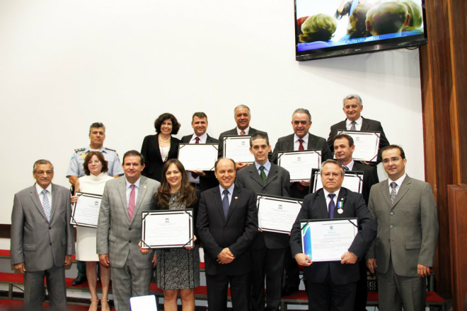 Os deputados Eduardo Rocha e Junior Mochi com os homenageados que receberam títulos de cidadãos sul-mato-grossenses (Foto: J.J Cajú)