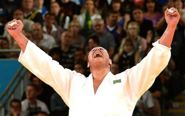 Judoca de Campo Grande conquista o bronze no Mundial Rafael se defendeu muito bem dos golpes do adversário e só esperou o cronômetro zerar para festejar (Foto: Google Imagens)
