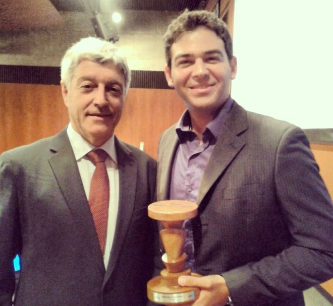 Jornalista Wilian Franco ao lado de Caco Barcellos que conduziu a premiação do 5º Prêmio Sebrae de Jornalismo (Foto: Particular)