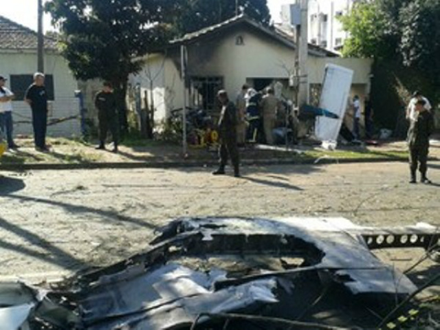 Três-lagoense é a terceira vítima fatal da queda de avião em Curitiba A aeronave caiu em cima de uma casa, logo após decolar do aeroporto e explodiu em seguida (Foto: G1)
