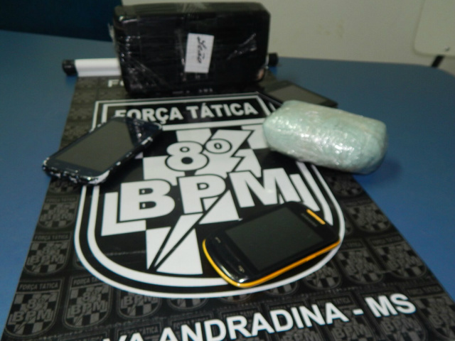 Polícia Militar desconfia de jovem que fingia estar dormindo e realiza apreensão por tráfico Foi encontrado com o jovem dois tabletes de pasta base de cocaína. (Foto: Emerson Dantas/Jornal da Nova)