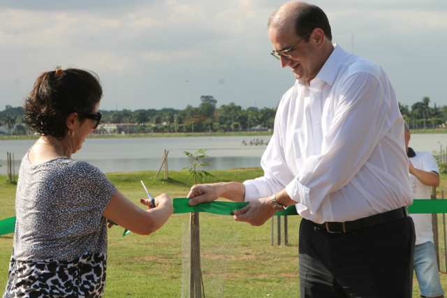 A prefeita de Três Lagoas Marcia Moura e o presidente da Fibria Marcelo Castelli durante o corte da fita, representando a inauguração da pista de caminhada. (Foto: Patrícia Miranda)