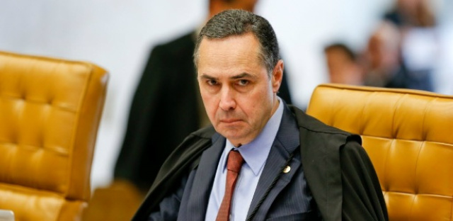 Mensalão e petrolão tornam heróis juízes que saíram do padrão, diz Barroso O ministro Luis Roberto Barroso em sessão plenária do STF (Supremo Tribunal Federal)(Foto:Reprodução)