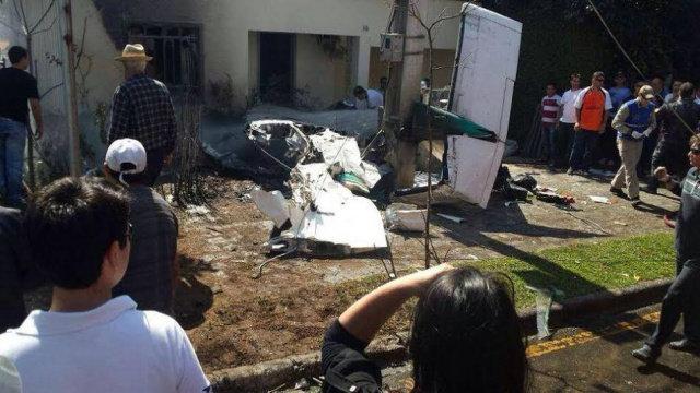 Problemas no motor e falha humana podem ter sido as causas; havia bolsa cheia de dinheiro na aeronave A aeronave ficou totalmente destruída na queda e consequente explosão (Foto: Band News)