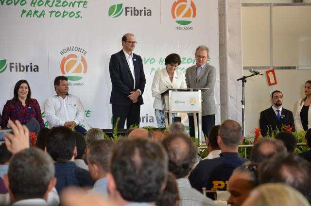 A prefeita Marcia Moura durante assinatura do Acordo, atrás o presidente da Fibria, Marcelo Castelli. (Foto: Assessoria) 