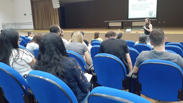 Estudantes participam de encontro com profissionais da saúde para discussão de ética, comunicação e humanização
