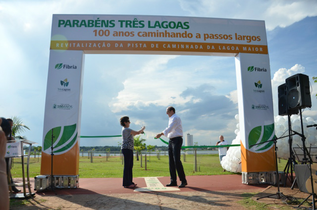 Marcia Moura participa da inauguração da revitalização da pista de caminhada da Lagoa Maior A prefeita Marcia Moura e o presidente da Fibria Marcelo Castelli durante a inauguração. (Foto: Assessoria)