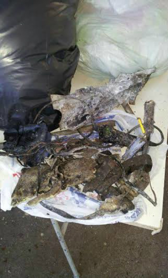 Vizinha encontra sacola com dinheiro queimado após queda do avião Na casa da vizinha, além da sacola com dinheiro foram encontrados pedaços da aeronave (Foto: Band News)